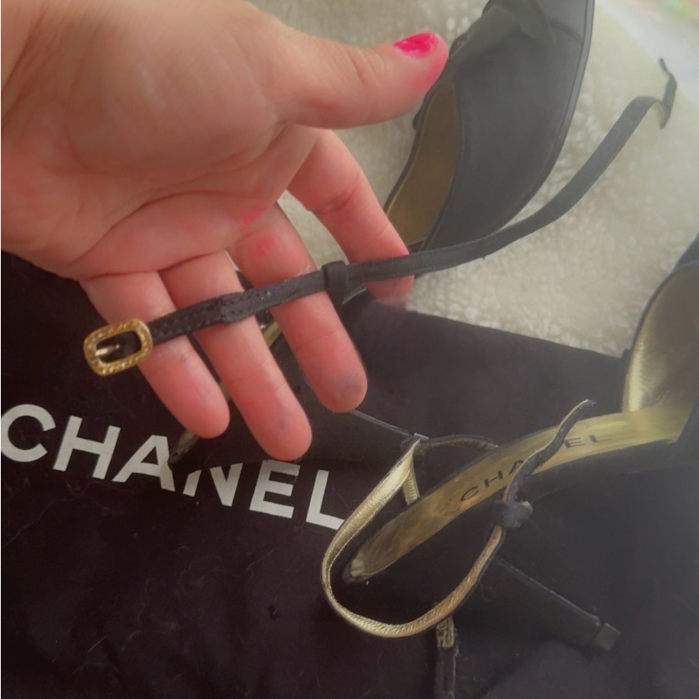 CHANEL Black Heels with Elegant Bow Detail - Picture 5 of 5